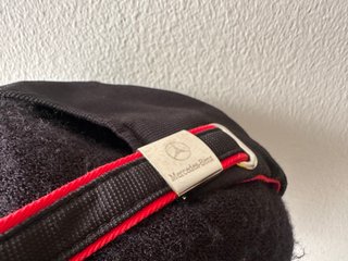 Gorra Mercedes-Benz Negra y Roja