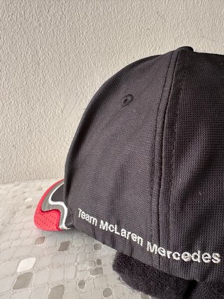 Gorra Mercedes-Benz Negra y Roja