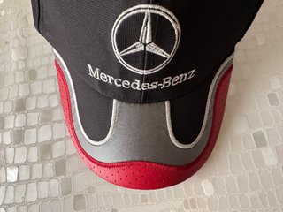 Gorra Mercedes-Benz Negra y Roja