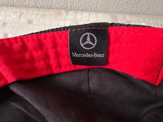 Gorra Mercedes-Benz Negra y Roja
