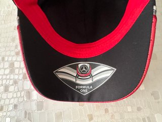 Gorra Mercedes-Benz Negra y Roja