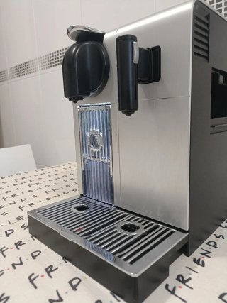Cafetera Nespresso DeLonghi Latissima Pro