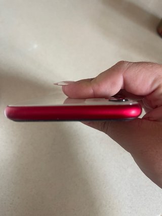 iPhone 11 Blanco y Rojo (PRECIO NEGOCIABLE)