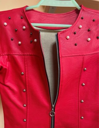 Chaqueta roja cuero con perlas