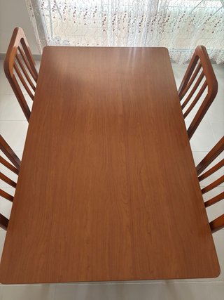 Mesa de comedor de madera
