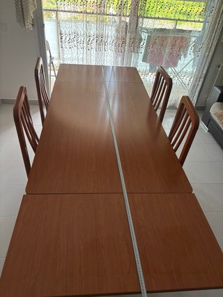 Mesa de comedor de madera