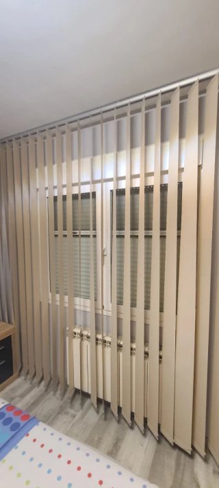 Tende verticali beige a lamelle
