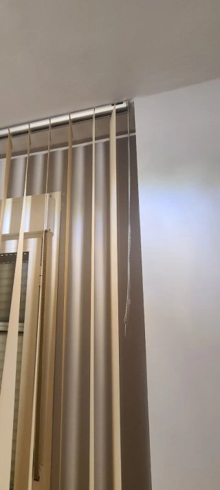 Tende verticali beige a lamelle
