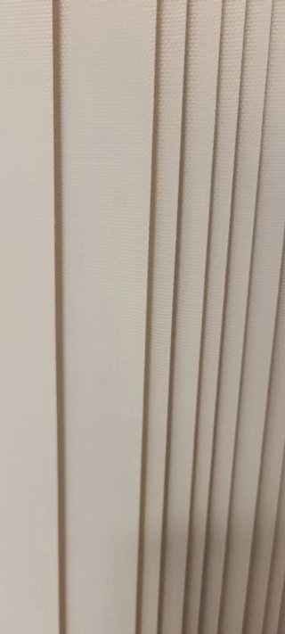 Tende verticali beige a lamelle