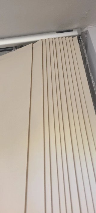 Tende verticali beige a lamelle