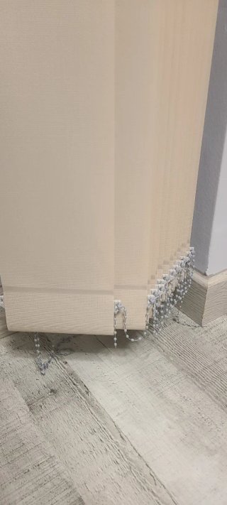Tende verticali beige a lamelle