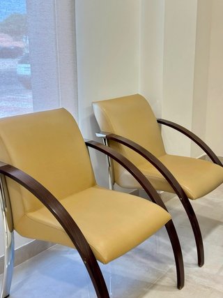 Sillones piel y madera + mesa madera