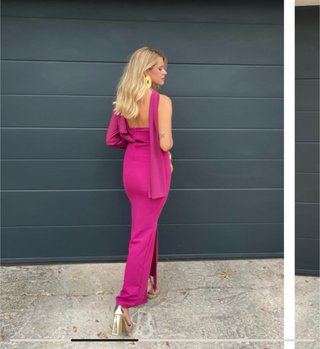 Vestido de fiesta magenta asimétrico