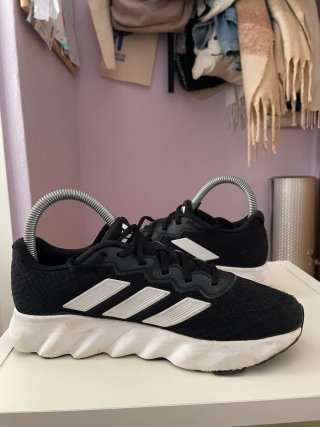 Zapatillas Adidas Negras y Blancas