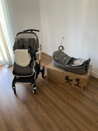 Carro Bugaboo gris con bolso pasito pasito