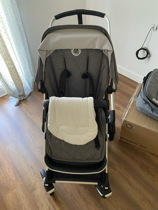 Carro Bugaboo gris con bolso pasito pasito