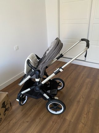 Carro Bugaboo gris con bolso pasito pasito