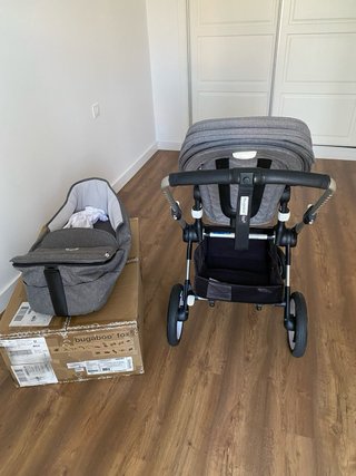 Carro Bugaboo gris con bolso pasito pasito