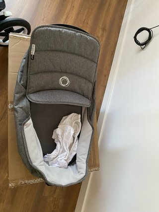 Carro Bugaboo gris con bolso pasito pasito