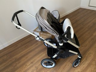 Carro Bugaboo gris con bolso pasito pasito