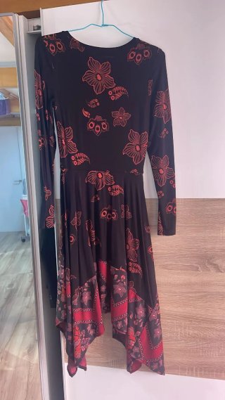 Vestido estampado floral negro y rojo