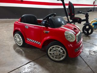 Coche eléctrico infantil y triciclo