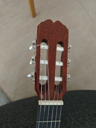 Guitarra clásica Admira + funda, cuerdas y cejilla
