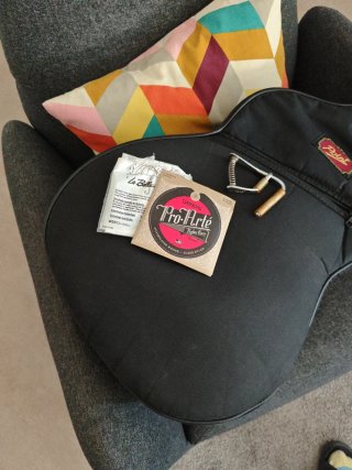 Guitarra clásica Admira + funda, cuerdas y cejilla