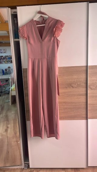 Mono rosa con volantes