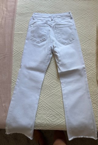 Pantalón blanco campana deshilachado