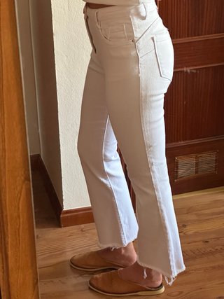Pantalón blanco campana deshilachado