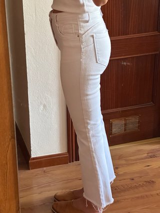 Pantalón blanco campana deshilachado