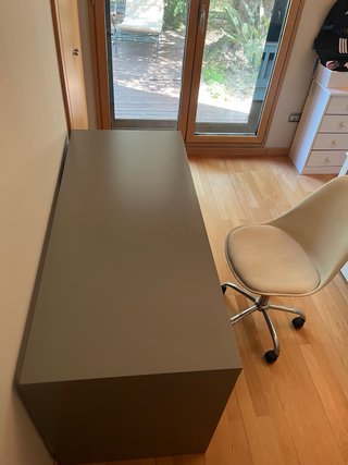 Escritorio gris con silla y cajonera