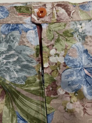 Falda floral beige y multicolor