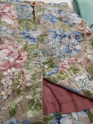 Falda floral beige y multicolor