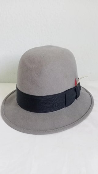 Sombrero gris de lana con pluma talla 59