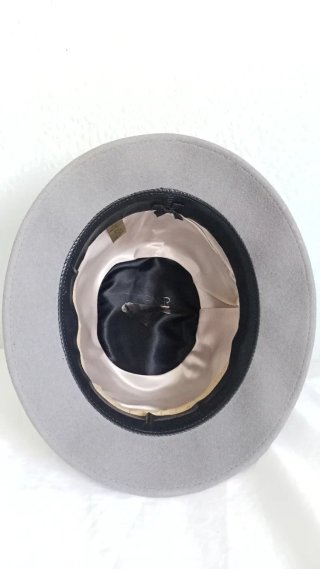 Sombrero gris de lana con pluma talla 59