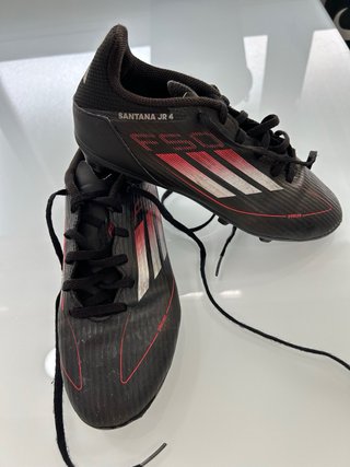 Botas de fútbol Adidas negras y rojas