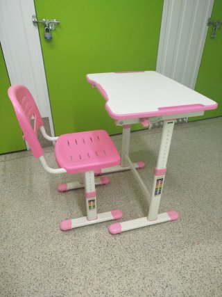 Escritorio y silla infantil rosa
