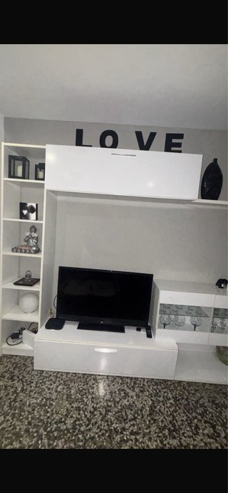 Mueble de comedor blanco con cristal