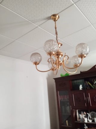 Lámpara de techo dorada con globos de cristal