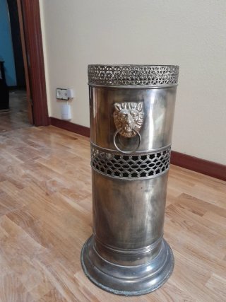 Paragüero antiguo metal con león