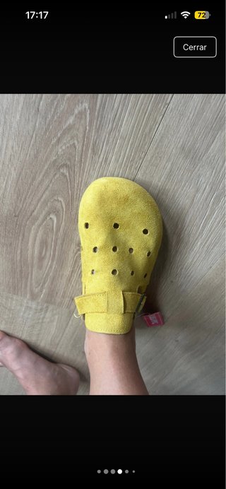 Zueco amarillo con hebilla