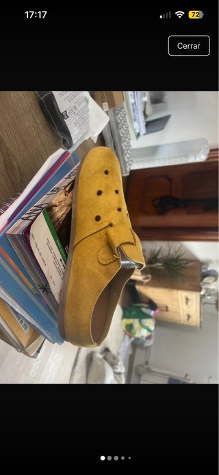 Zueco amarillo con hebilla