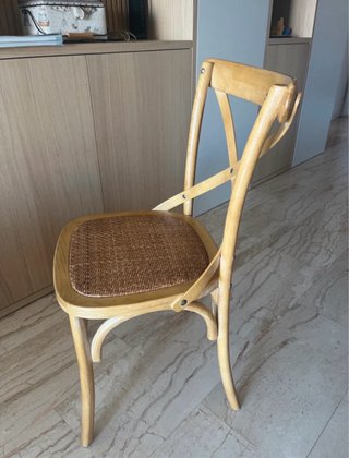 Silla de madera y ratán