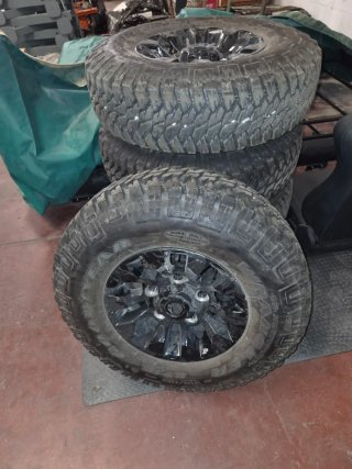 Juego Ruedas defender sawtooth 16"+Goodyear Wrangl