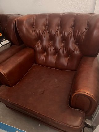Sillón de piel marrón