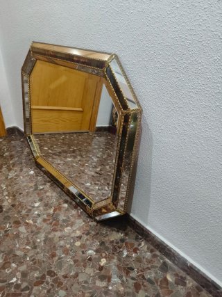 Elegante espejo octogonal dorado