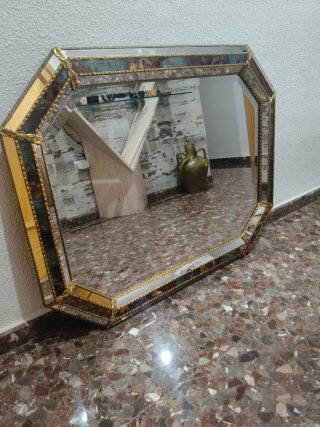 Elegante espejo octogonal dorado