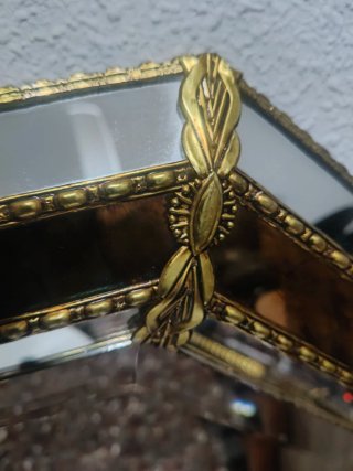 Elegante espejo octogonal dorado